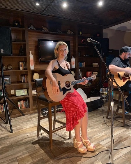 A picture of Cydney Chase-Bartell about to perform.